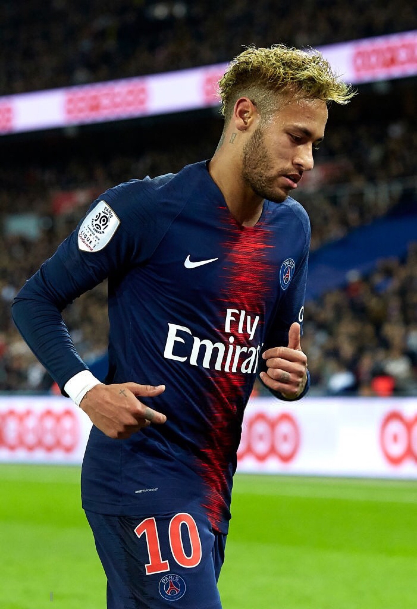 足球中超球员获选月最佳，数据联盟第一（中超球星当选月度最佳，数据领跑全联盟）