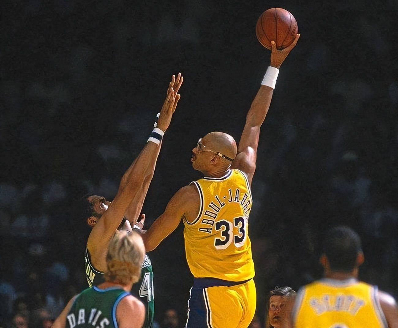 篮球社交属性为何如此强？（篮球的社交性为何格外突出？）