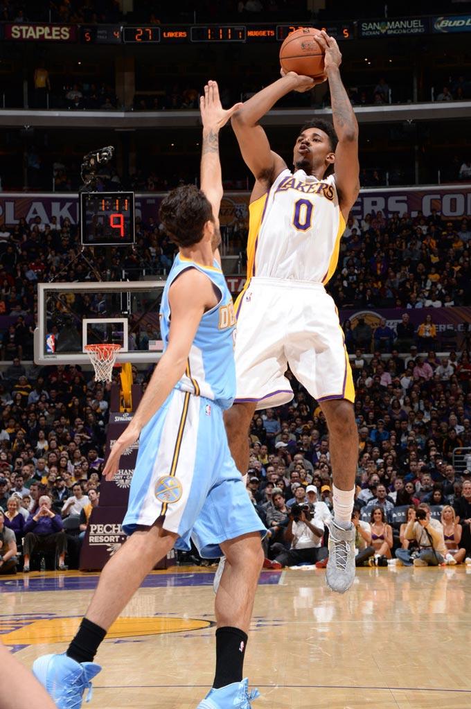 华盛顿8中6高效拿到15分8板，展现全面实力（华盛顿8投6中高效斩获15分8篮板，全面能力尽显）