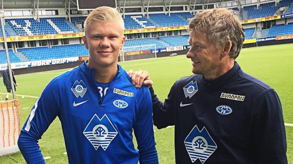 莱奥罚点前铃木彩艳对他说踢右边，最终莱奥踢向右边并且罚进（铃木彩艳点球前建议踢右，莱奥照做右侧破门）