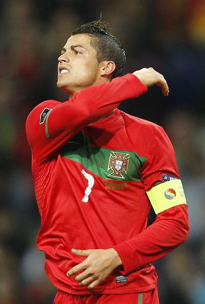 有趣！狄龙偷偷趁机和詹姆斯击掌（有趣一幕：狄龙悄悄趁机与詹姆斯击掌）