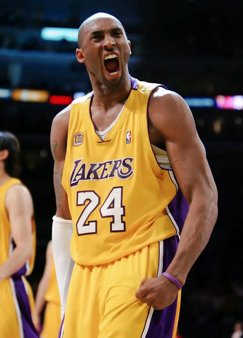 翻修球场，“连滚带爬”为的是“从从容容”（翻修球场，今日的“连滚带爬”只为明日的“从容不迫”）