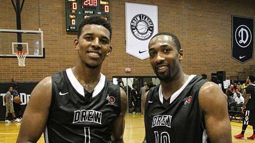 内蒙古额尔古纳初冬银装素裹，金雕翱翔雪原尽显苍穹之王风范（内蒙古额尔古纳初冬白雪皑皑，金雕纵横雪原尽显空中之王风姿）