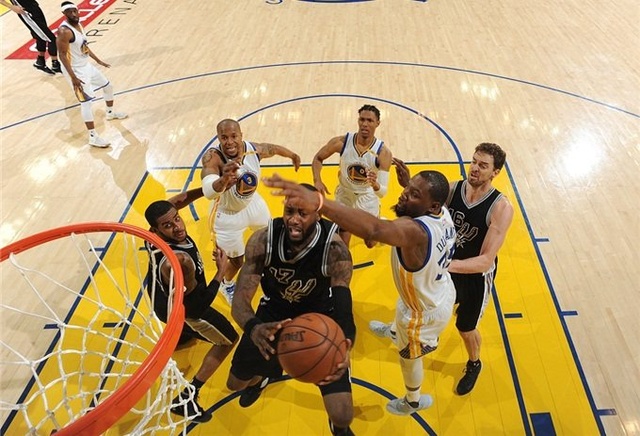 半场战报：埃尔切1-0赫罗纳，巴莱拉建功（半场速递：埃尔切暂1-0领先赫罗纳，巴莱拉破门）