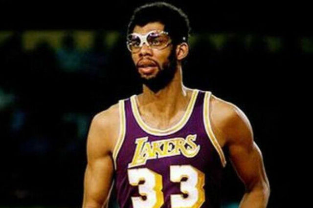 世体：拉菲尼亚王者归来，成为巴萨队内精神与战术双重领袖（世体：拉菲尼亚强势回归，扛起巴萨精神与战术双重大旗）