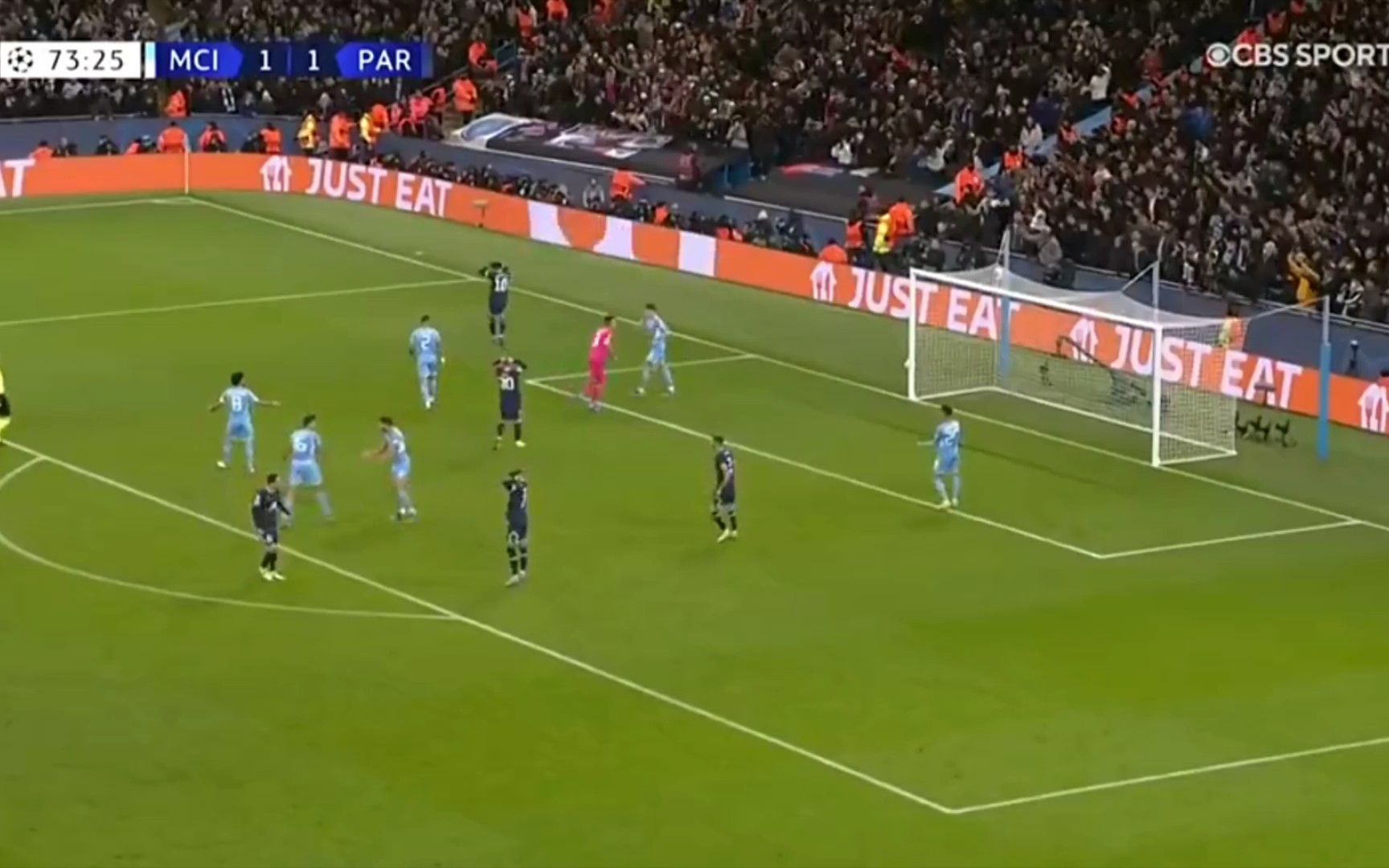 先发制人！德里克·怀特首节7中5拿到14分 三分5中3（开局强势！德里克·怀特首节7投5中砍14分，三分5投3中）