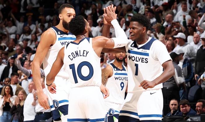 送别队长，浙江球迷打出两幅tifo致敬弗兰克（队长告别夜，浙江球迷以双TIFO致敬弗兰克）