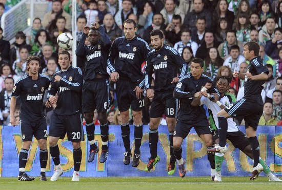 回顾历史，米切尔的三分绝杀让勇士惊慌失措（历史回放：米切尔压哨三分绝杀令勇士措手不及）