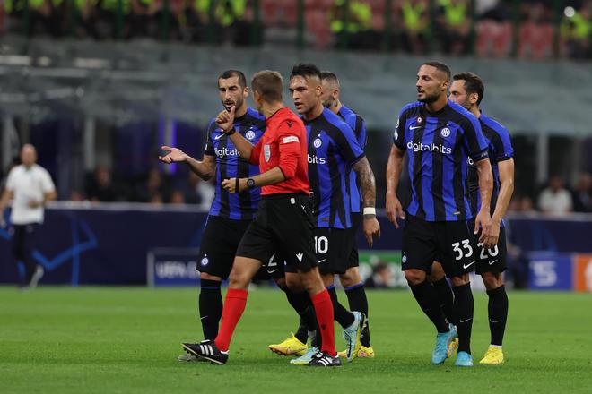 世体：法兰克福球迷在诺坎普制造骚乱，巴萨要求经济赔偿（世体：法兰克福球迷在诺坎普引发骚乱，巴萨拟索赔）