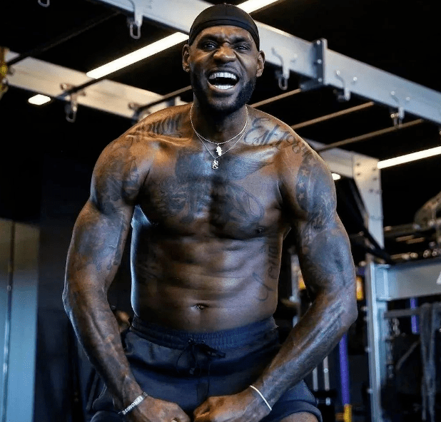 马刺客场115-102击败开拓者，福克斯37分带队取胜，展现全面实力。（马刺115-102客场击退开拓者，福克斯轰37分领军取胜，全面实力尽显）